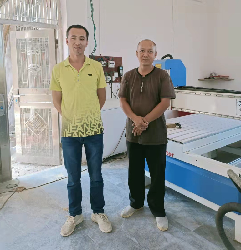 湖南衡陽1325型帶旋轉(zhuǎn)軸木工雕刻機(圖1)