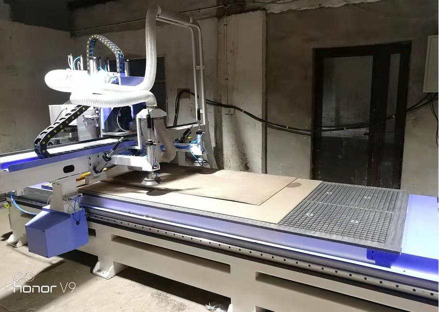 南京1325三工序帶鋸片開(kāi)料機(jī)(圖3)